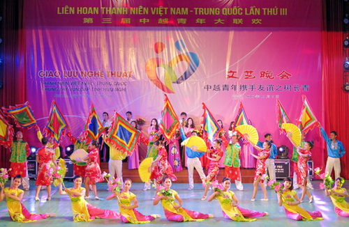 Hát múa ca khúc Bài ca Việt Nam – Trung Hoa tại chương trình giao lưu nghệ thuật